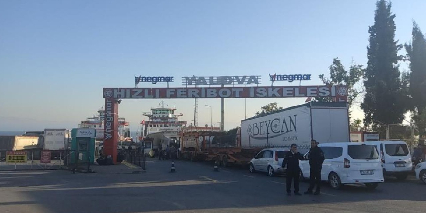 Feribot seferleri durdu, kilometrelerce araç kuyruğu oluştu
