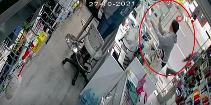 İnceleme bahanesiyle eline aldığı telefonları kaptığı gibi kaçtı! O anlar kamerada...