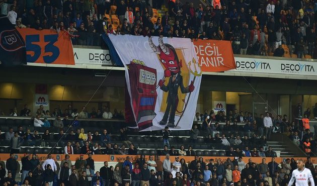 Başakşehir taraftarından Rıdvan Dilmen ve Mehmet Demirkol’a ince mesaj!