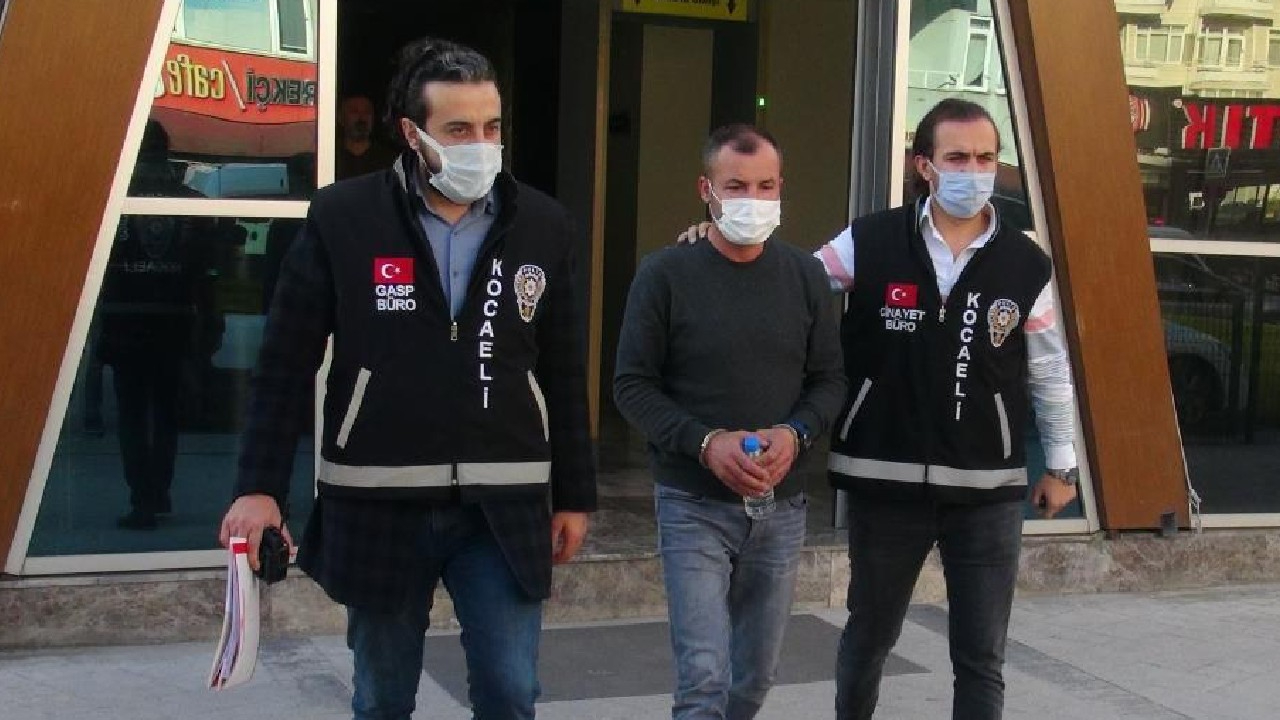 Tartıştığı kardeşini cadde ortasında öldürdü!