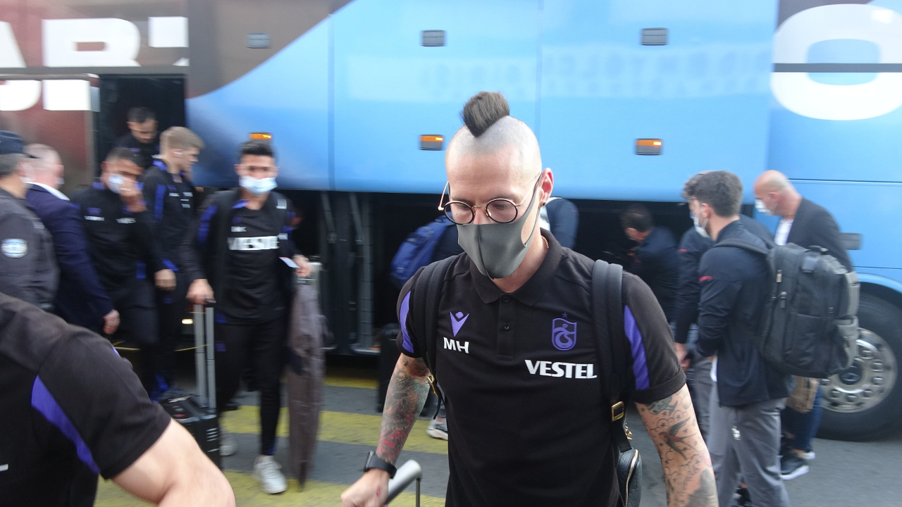 Trabzonspor "şampiyon" tezahüratlarıyla uğurlandı... Lider, Beşiktaş deplasmanında