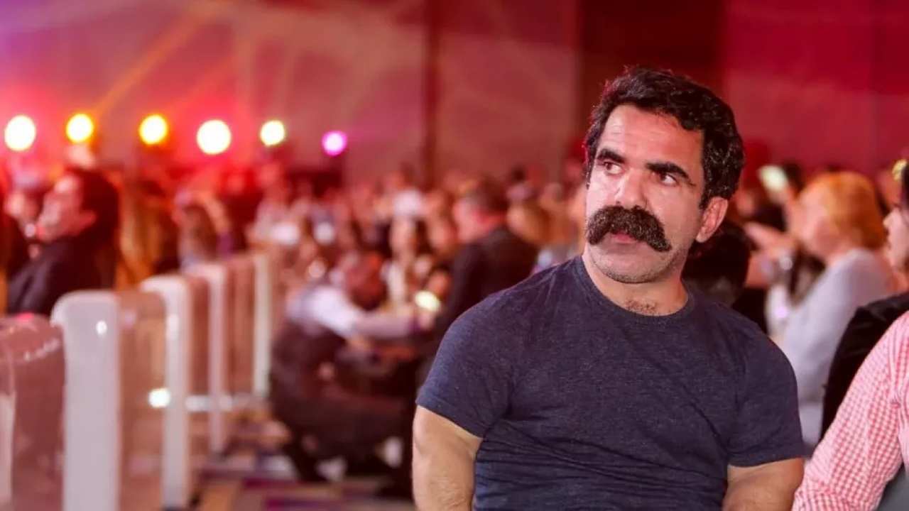 Çaycı Hüseyin oldu size Espresso Hüseyin! Alparslan Özmol'un yeni imajı ortaya çıktı! Böyle değişim yok!