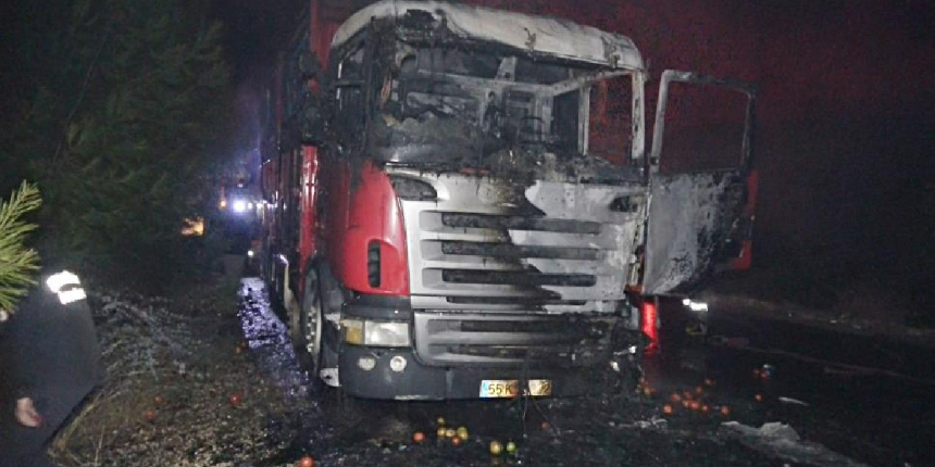 Kamyon seyir halindeyken yandı, sürücü ve arkadaşı son anda kurtuldu