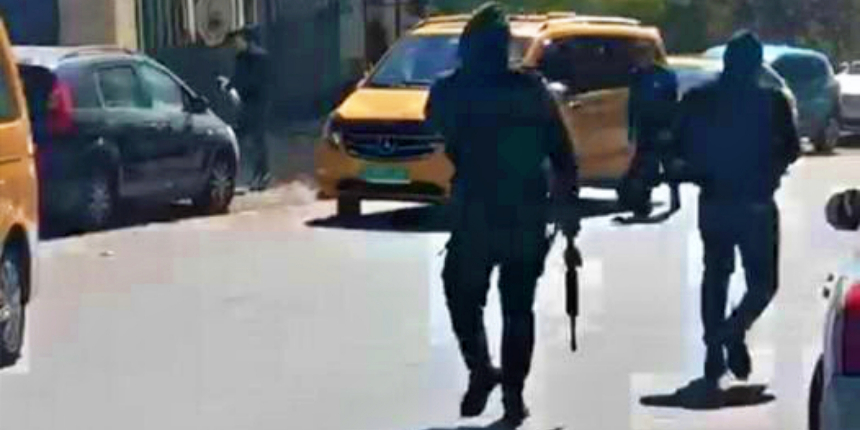 Üniversitenin girişinde silahlı ve maskeli kişiler dehşet saçtı!