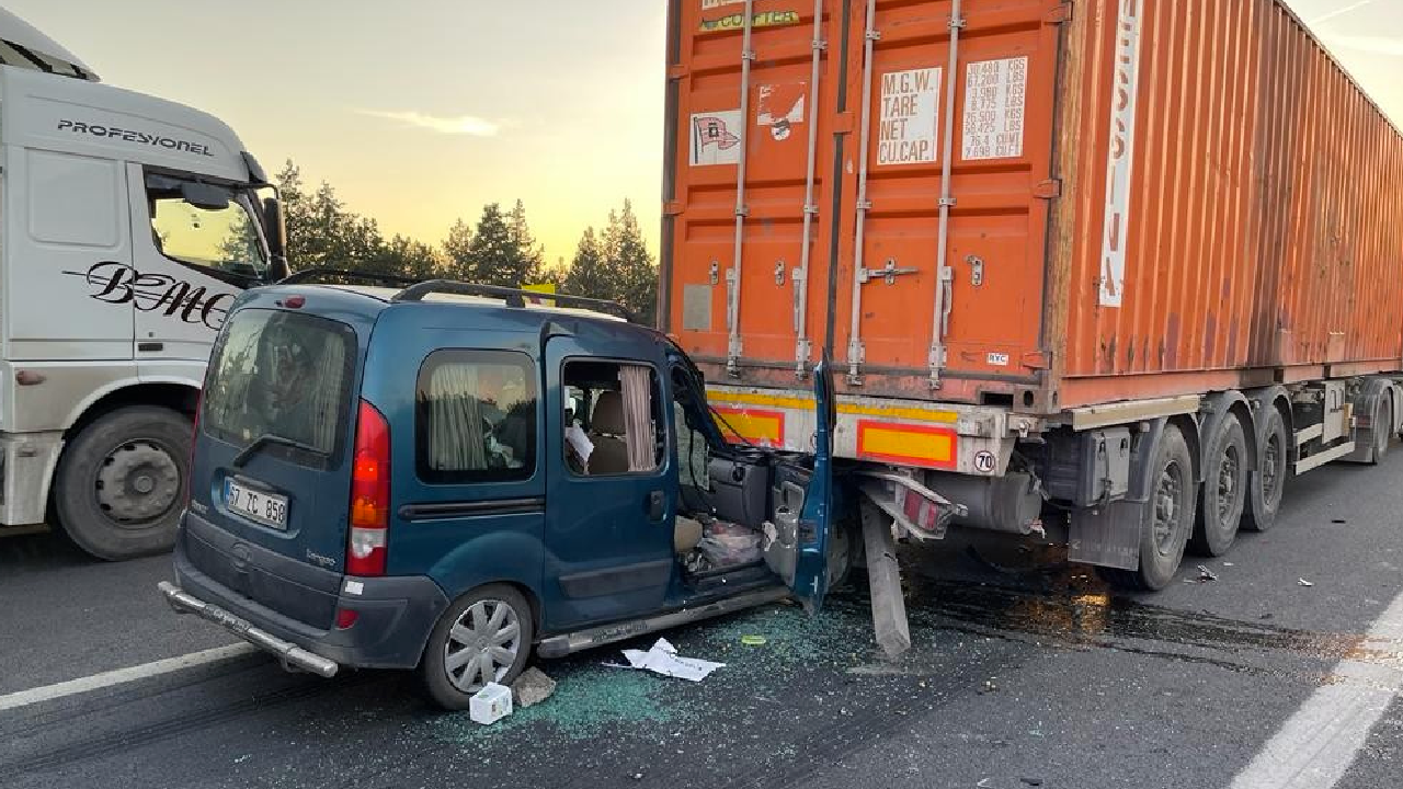 Hafif ticari araç tırın altına girdi: 5 yaralı