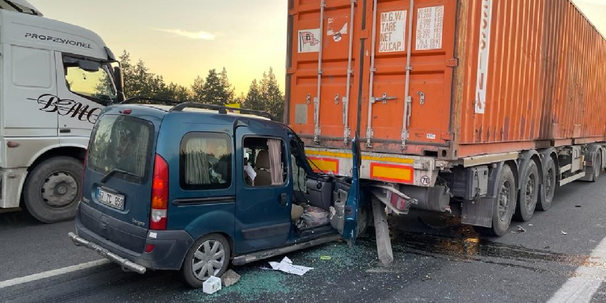 Hafif ticari araç tırın altına girdi: 5 yaralı