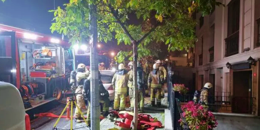 İtfaiyeciler Şişli'de yanan bir binada mahsur kalan 17 kişiyi kurtardı