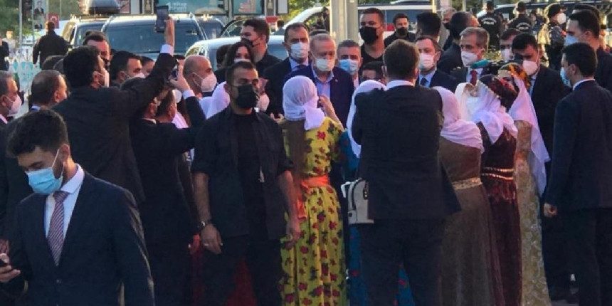 Cumhurbaşkanı Erdoğan, yöresel kıyafetli Batmanlı kadınların Kürtçe şarkılarıyla karşılandı