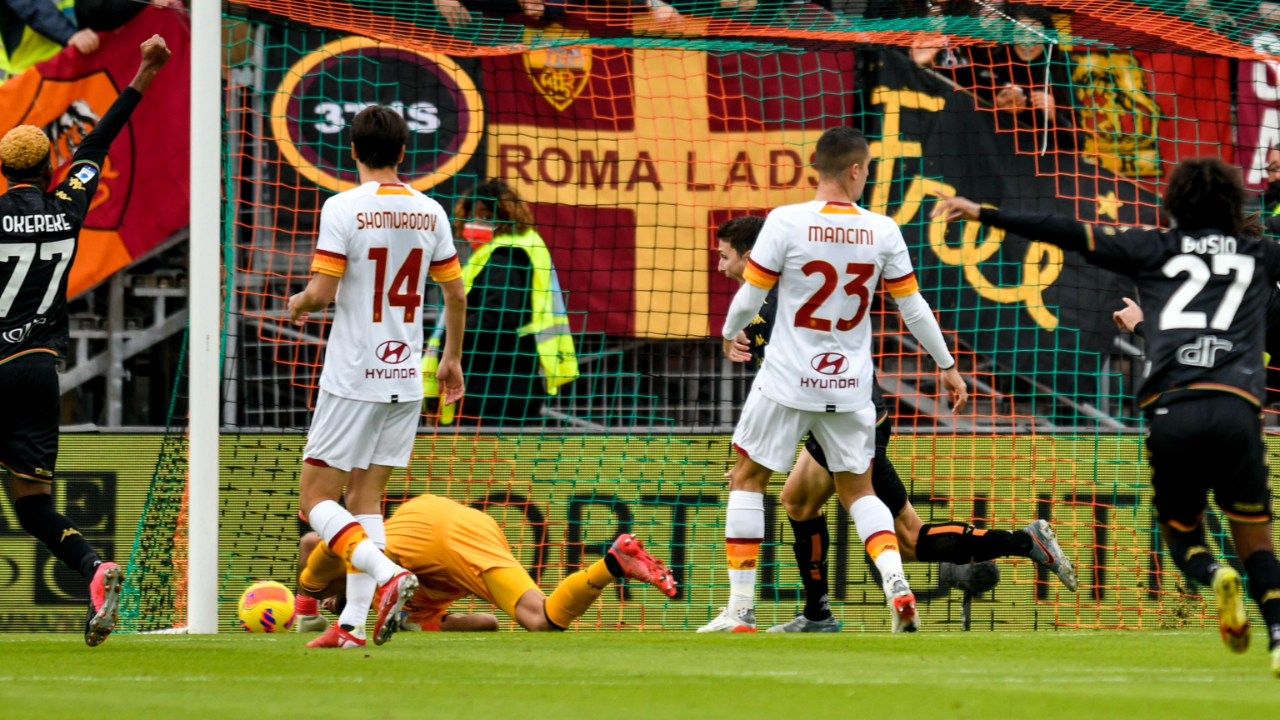 Venezia evinde AS Roma'ya 3-2 mağlup etti, Mourinho zirvenin 15 puan gerisinde