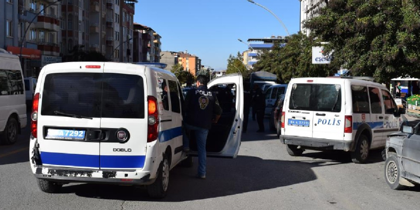 Ters kelepçeli şüpheli, adliyeye götürülürken polisin elinden kaçtı