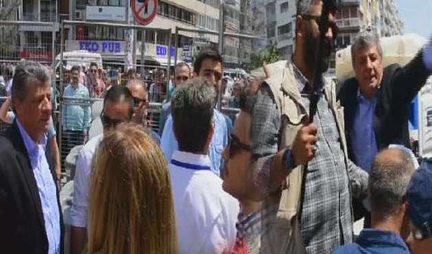 Günün görüntüsü... İzmir'de polis-CHP'li tartışmasına "İstiklal Marşı" arası... / VİDEO