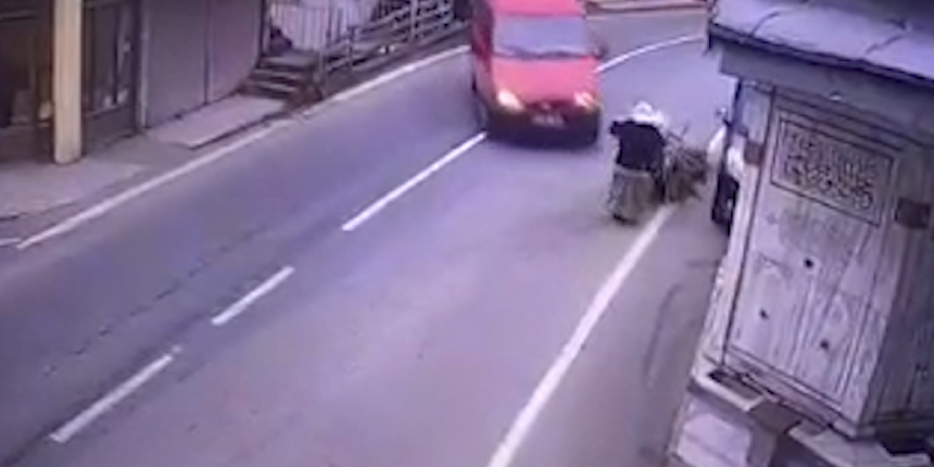 Dehşete düşüren görüntü! Minibüs ile Şadırvan arasında sıkıştı