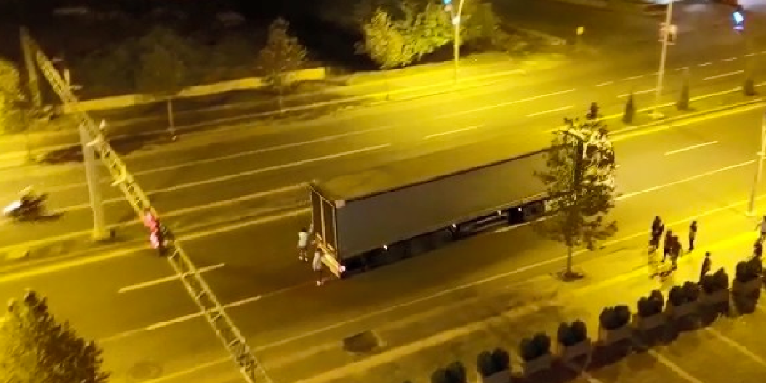 Tırın arkasında tehlikeli yolculuk kamerada
