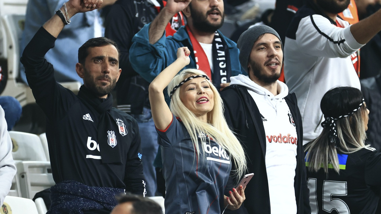 Vodafone Park'ta Abdullah Avcı tepkisi... Beşiktaş taraftarları eski hocasına küfür yağdırdı