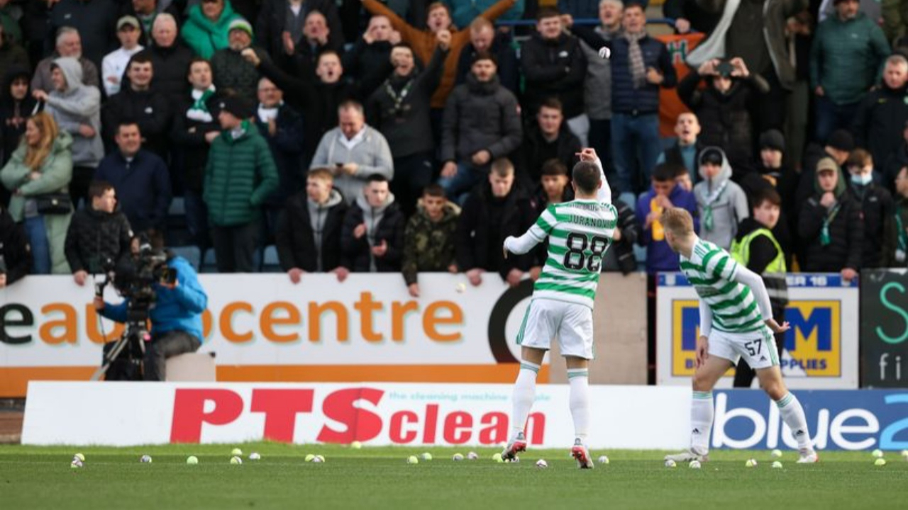 İskoçya'da tenis toplu protesto... Dundee-Celtic maçında sahaya "yabancı madde" yağdı
