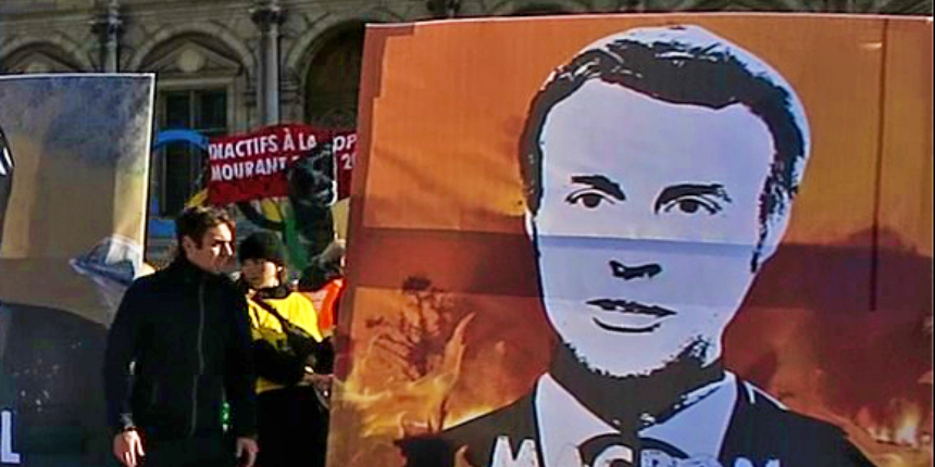 Paris'te halk sokağa indi: 'İkiyüzlü Macron!'