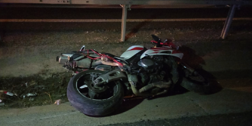 Motosiklet sürücüsünün feci sonu! Bariyerlere çarpıp yola savruldu