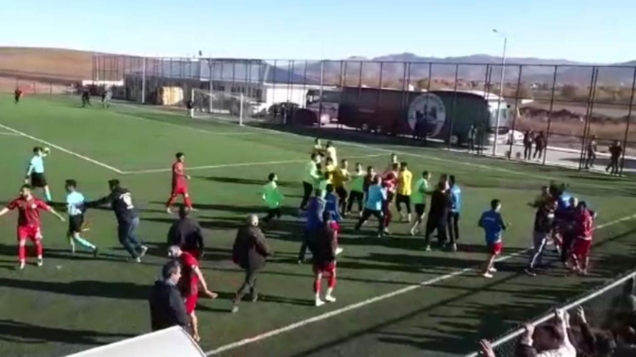Amatör kümede yumruklar konuştu, 4 futbolcu yaralı...