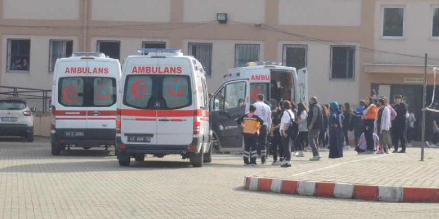 Manisa'da 76 öğrenci zehirlenme şüphesiyle hastaneye kaldırıldı
