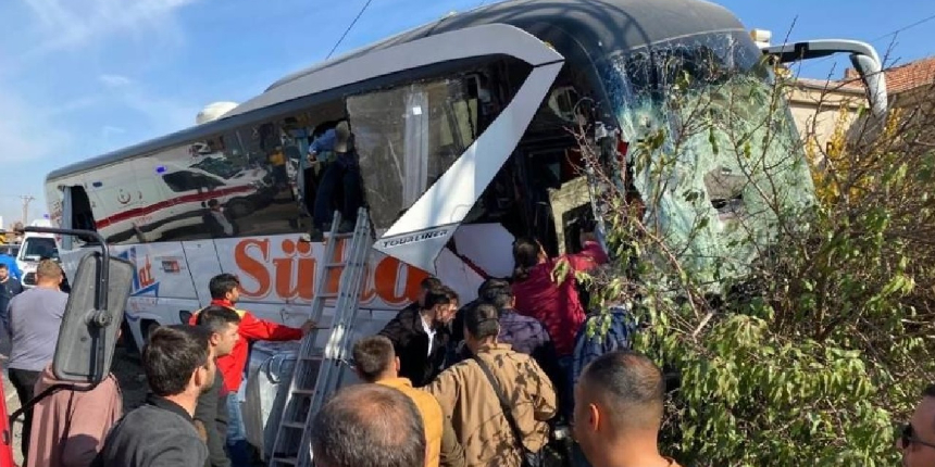 1 kişi ölmüş, 12 kişi yaralanmıştı! Feci kaza kamerada!