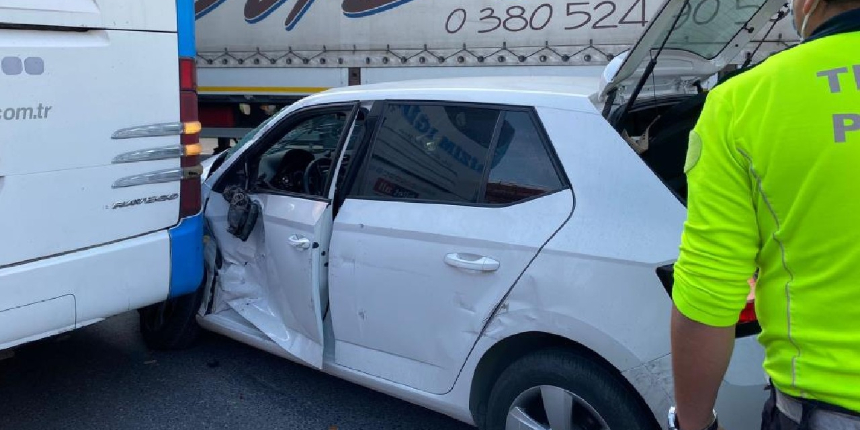 Sultanbeyli’de otomobil otobüse arkadan çarptı: 1 yaralı