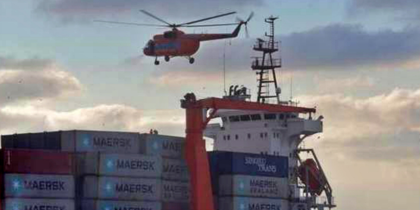 Yük gemisinde mahsur kalan denizcileri helikopter kurtardı!