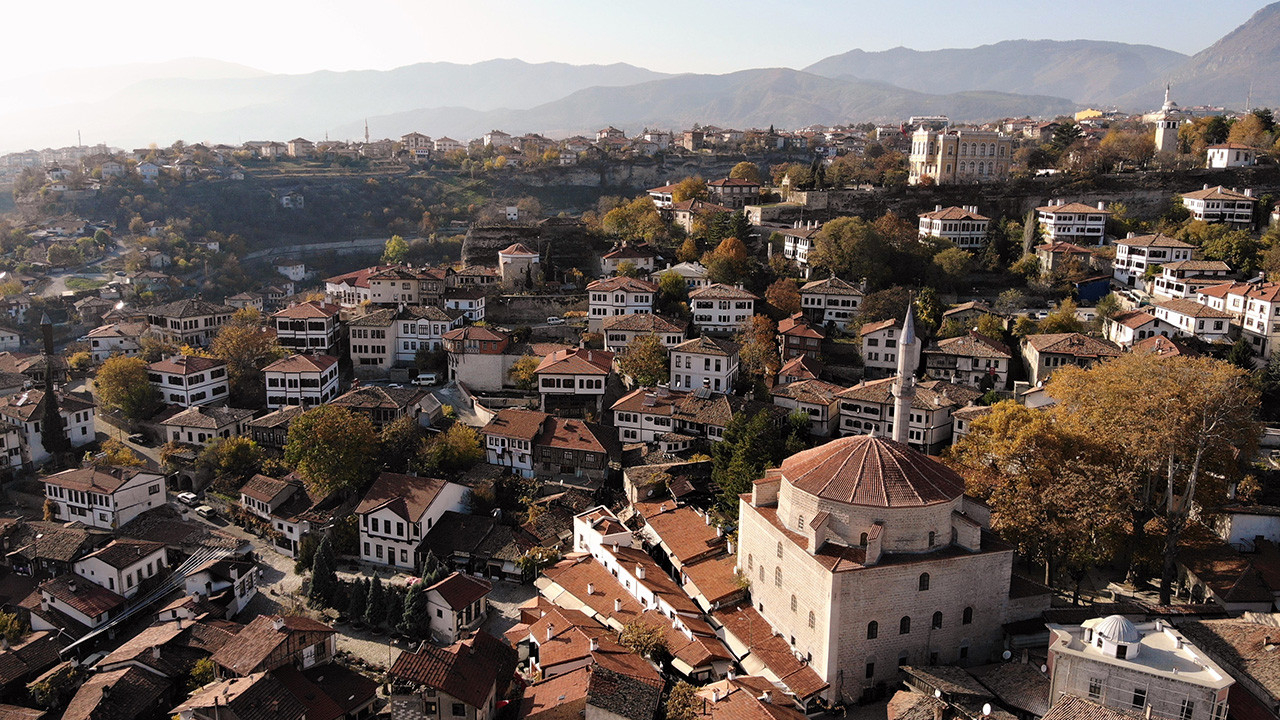 Tarihi evleriyle ünlü Safranbolu’da sonbahar güzelliği