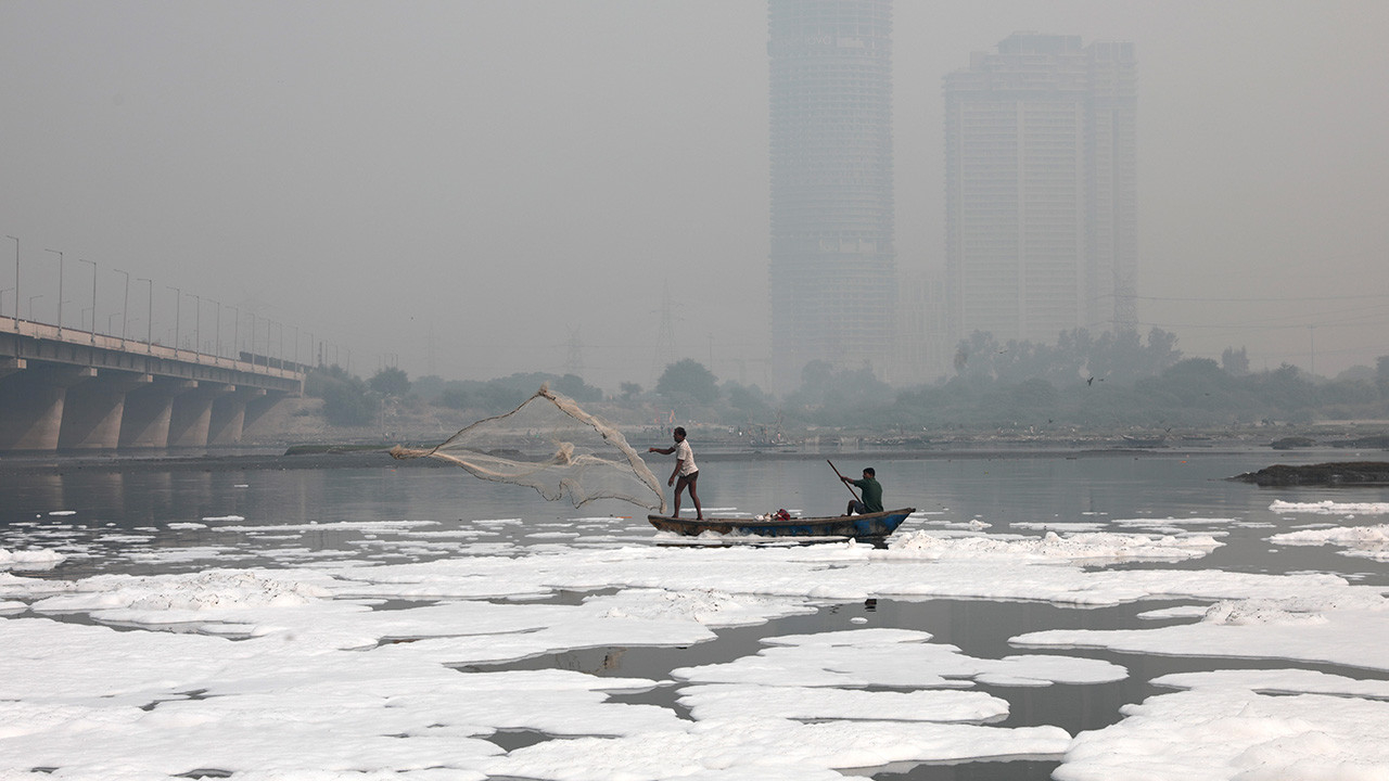 Hindistan'da korkutan görüntü... Yamuna Nehri tamamen zehirli köpükle kaplandı