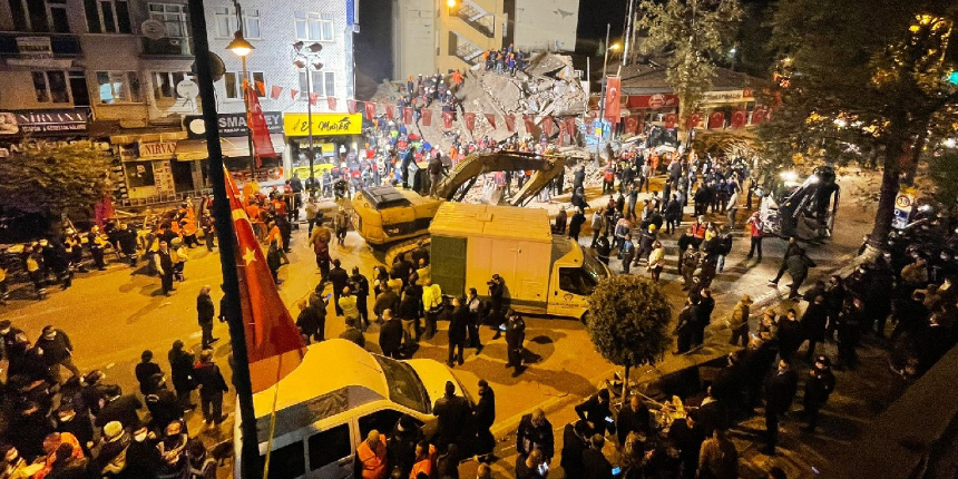 Malatya'da bir bina çöktü! Enkaz altından 16 kişi kurtuldu
