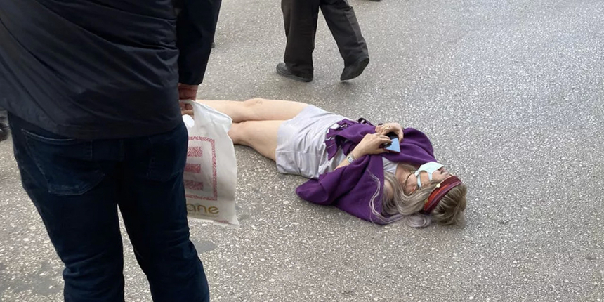 Fenomen olmak için yaptı... Aynı gün içinde caddede yere yattı, denize atladı, intihara kalkıştı