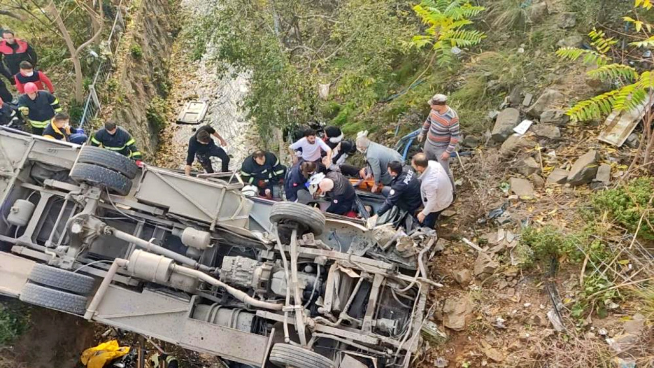 Kocaeli Gebze'de öğrenci servisi dereye uçtu! Çok sayıda yaralı var... Valilik'ten ilk açıklama geldi!