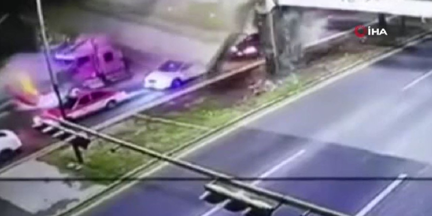 Meksika’da aşırı yüklü olan kamyon, çarptığı üst geçidi yıktı!