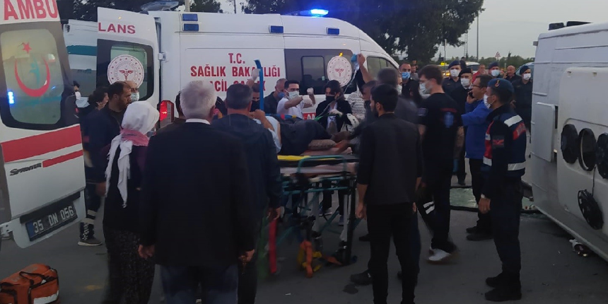 Mandalina işçilerini taşıyan iki midibüs çarpıştı: 5'i ağır 45 yaralı!