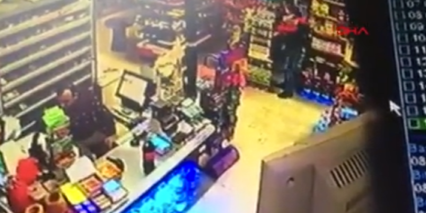 Konya depreminde panik anları! Kucağında çocukla marketten kaçtı