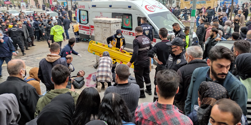 10'uncu kattan atladı, caddede yürüyen bir kişinin üzerine düştü!