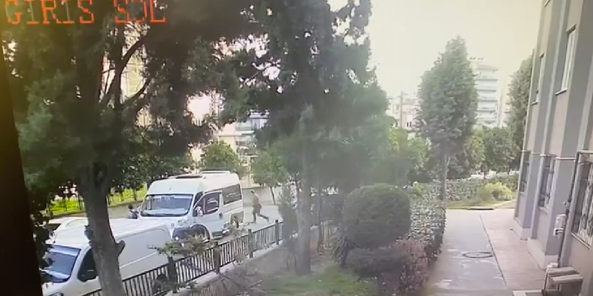 Öğrenci servisinin açık kapısından düşmüştü! O anlar güvenlik kamerasında
