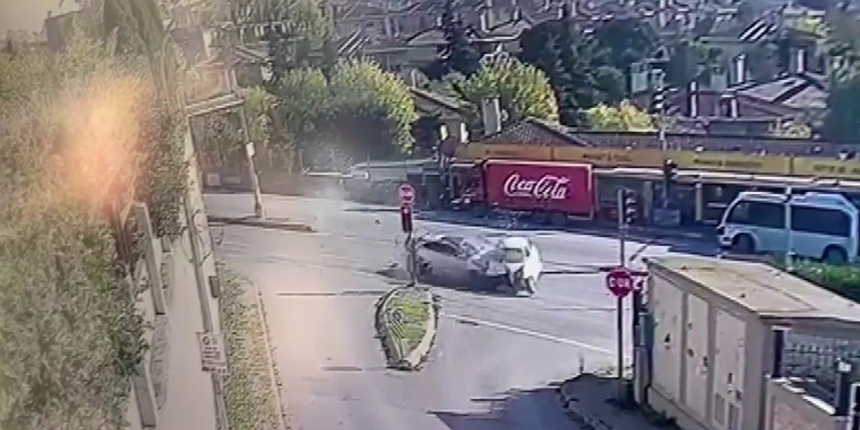 İstanbul'da feci kaza! Güvenlik kamerasına saniye saniye yansıdı