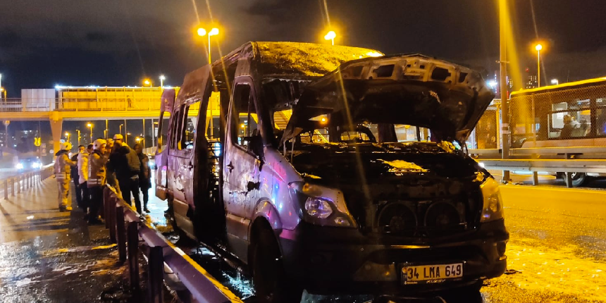 E-5'te servis minibüsü alev alev yandı