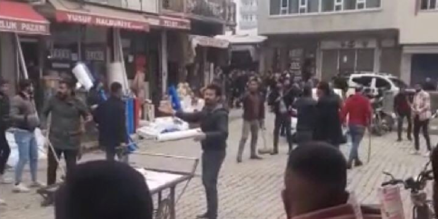 Meydan muharebesi gibi kavga! Nalburcudan keser ve kazma alıp saldırdılar