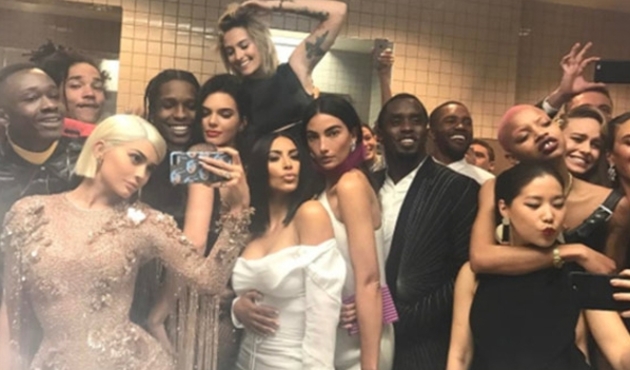 Met Gala'da tuvalette selfie rekor kırdı! 13 kişi birlikte girdi...