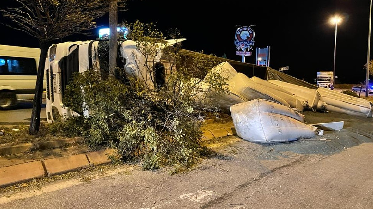 Kayseri'de virajı alamayan tır devrildi