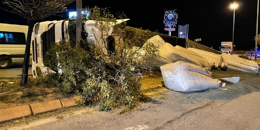 Kayseri'de virajı alamayan tır devrildi