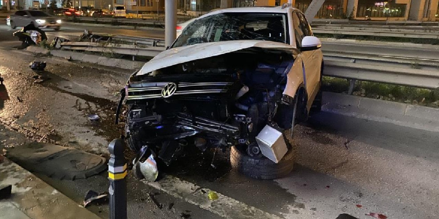Kadıköy’de kontrolden çıkan cip bariyerlere çarptı: 1 yaralı