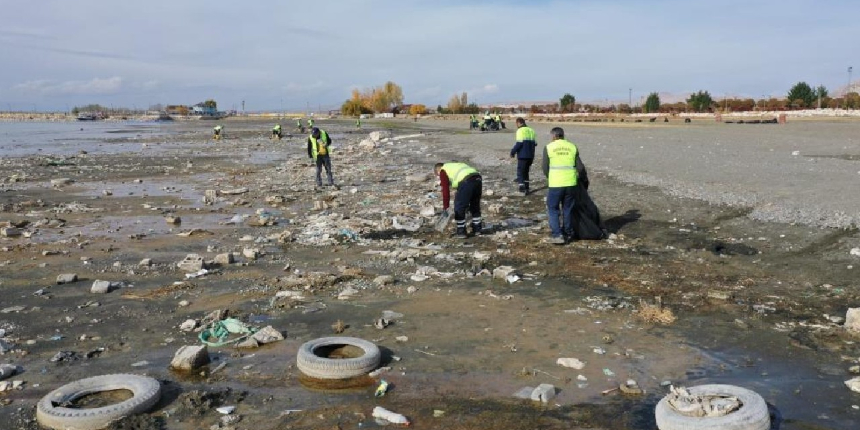 Metrelerce geri çekilen Van Gölü sahilinde 40 ton çöp toplandı