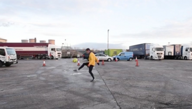 Freestyle ustası John Farnworth Messi'nin rekorunu kırdı!