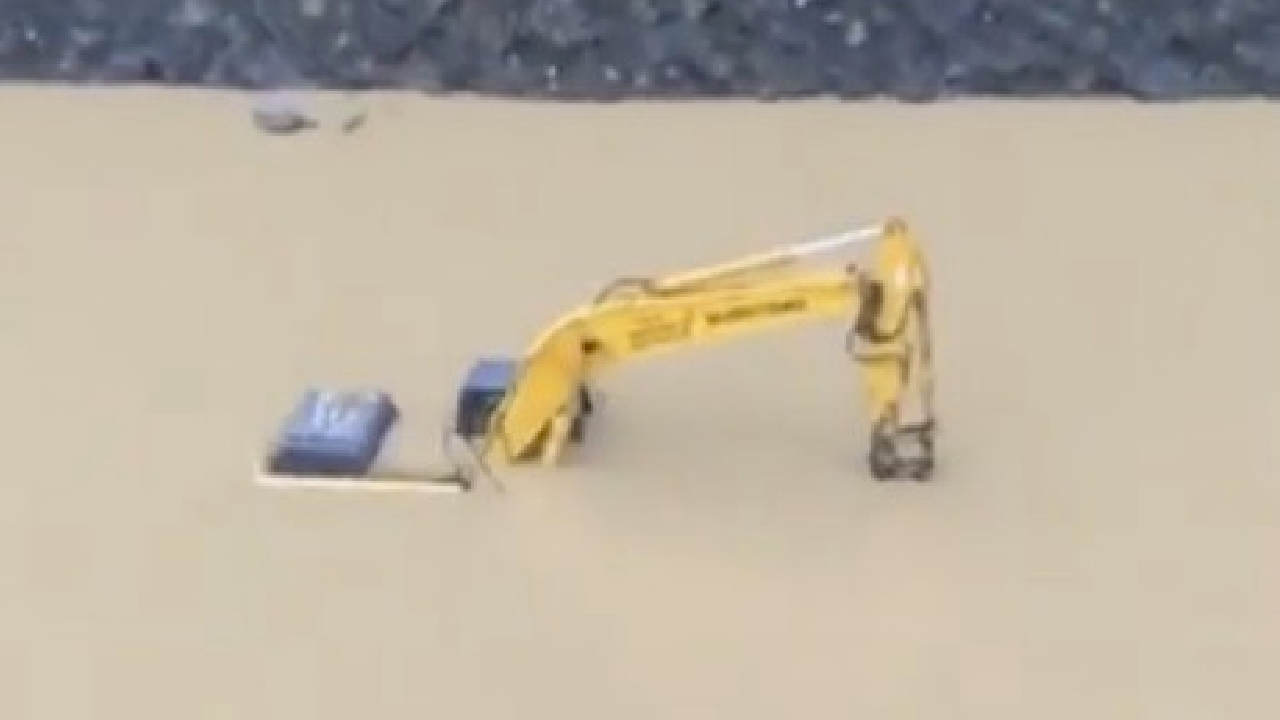 Sinop'ta sağanak yağış etkili oldu, bir iş makinesi sular altında kaldı