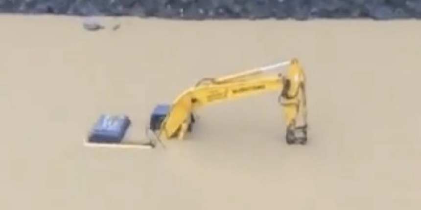 Sinop'ta sağanak yağış etkili oldu, bir iş makinesi sular altında kaldı