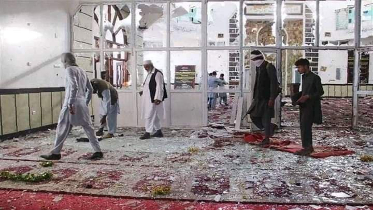 Afganistan Nangarhar'da bir camide patlama: Ölü ve yaralılar var! İşte olay yerinden ilk görüntüler...