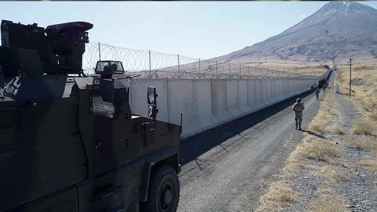 İran sınırındaki güvenlik duvar teröristlere ve kaçakçılara geçit vermiyor: Askerler 24 saat nöbette
