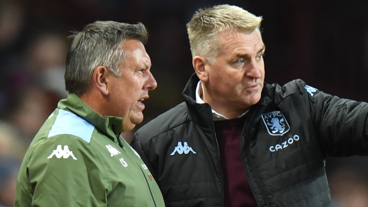 Aston Villa'dan kovulan Dean Smith ekibiyle birlikte Norwich City'nin başına geçti